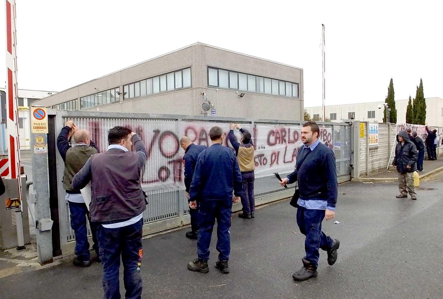 Un presidio dei lavoratori davanti all'azienda