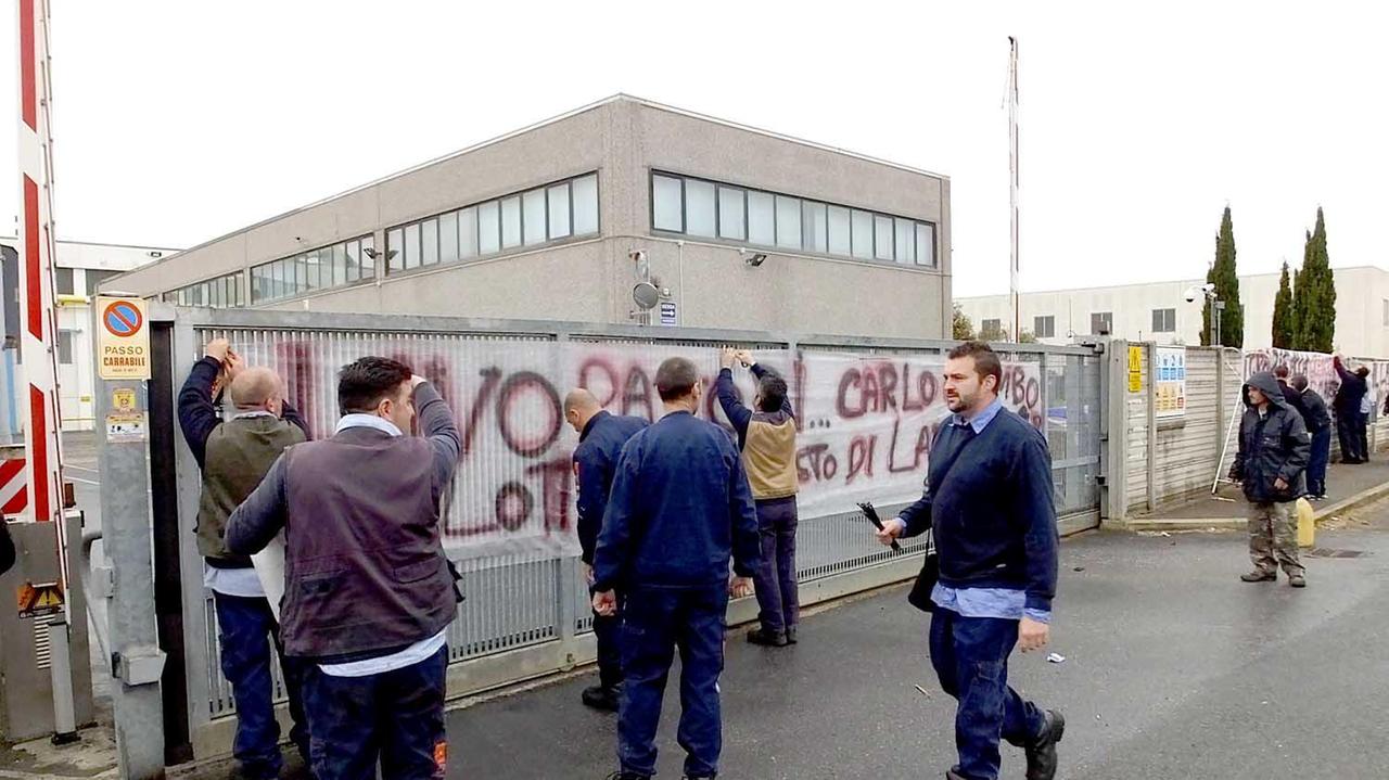 Un presidio dei lavoratori davanti all'azienda
