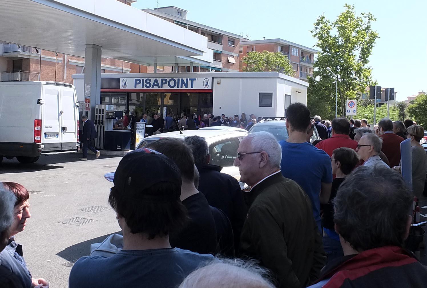 La coda al Pisa Point inizia da via Luigi Bianchi (foto Muzzi/Renzullo)