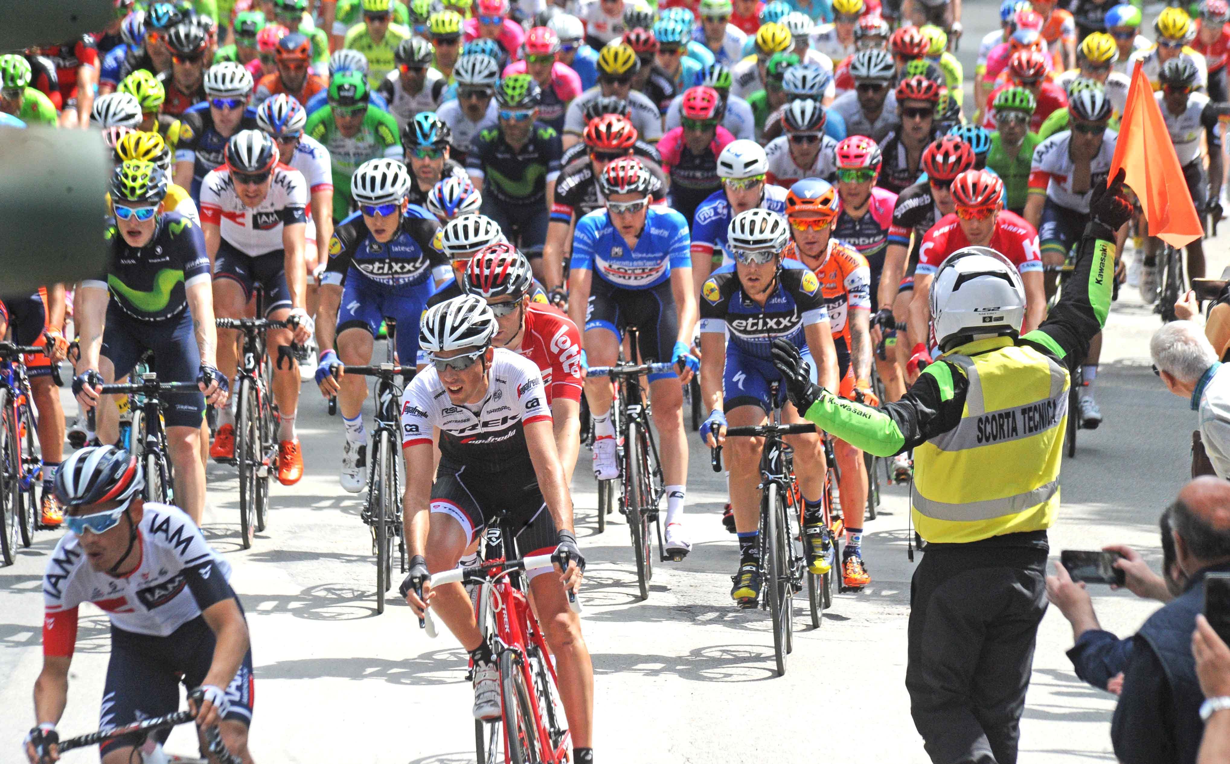 I ciclisti del Giro d'Italia per le vie di Pistoia (Foto Gori)