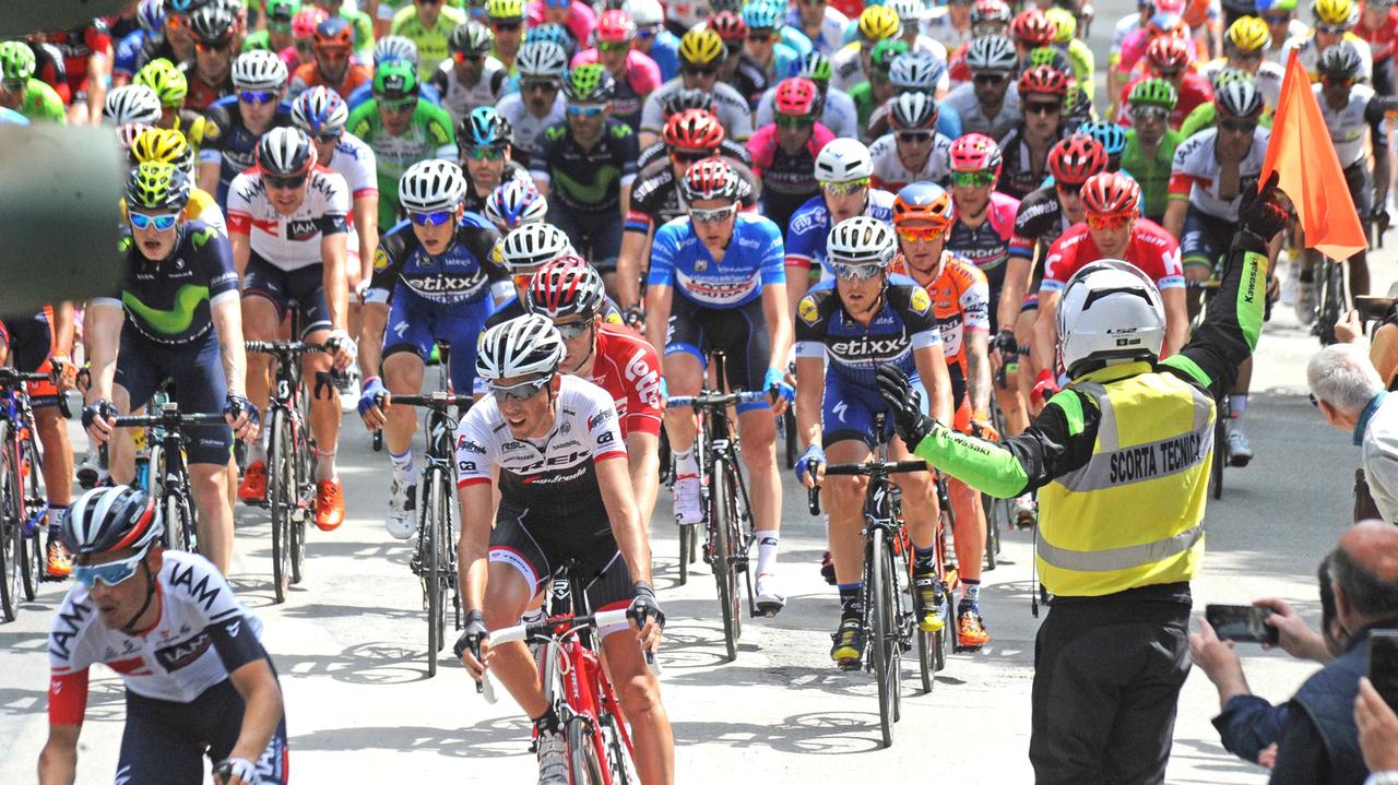 I ciclisti del Giro d'Italia per le vie di Pistoia (Foto Gori)