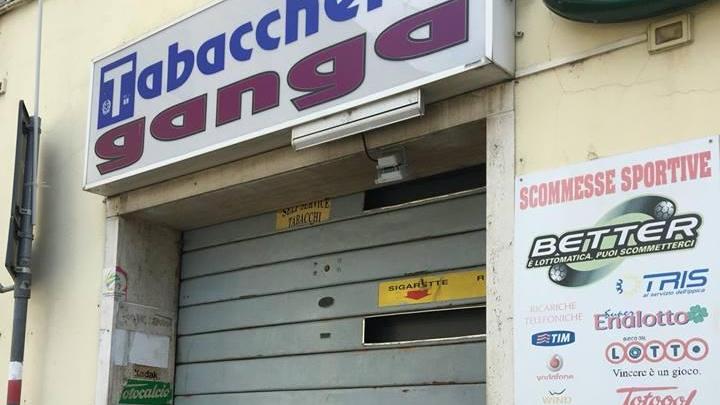 La tabaccheria Ganga di Certaldo "chiusa per furto"