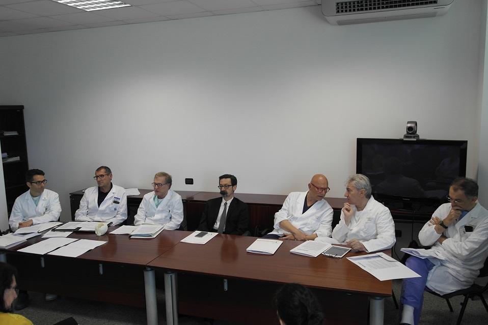 I partecipanti alla presentazione del delicato intervento al bimbo con la proboscide. Da sinistra: Tieghi, Galiè, Clauser, Di Ruscio, Pastore, Garani e Zoppellari