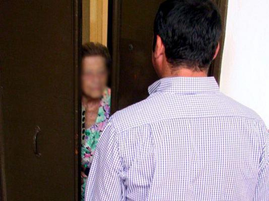 Tentano una truffa a una vecchietta, ma lei li fa scappare 