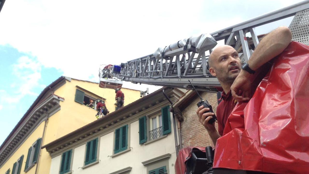L'intervento dei vigili del fuoco in via San Giovanni (foto Batavia)