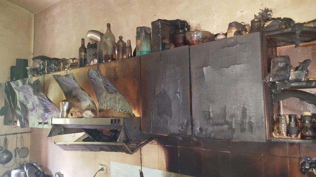 Cucina distrutta da un incendio all'ora di pranzo 