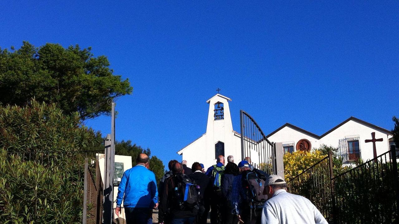 I pellegrini arrivano alla chiesa del Buon Cammino
