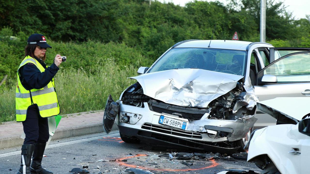 I rilievi sul luogo dell'incidente (Foto Agenzia Carlo Sestini)
