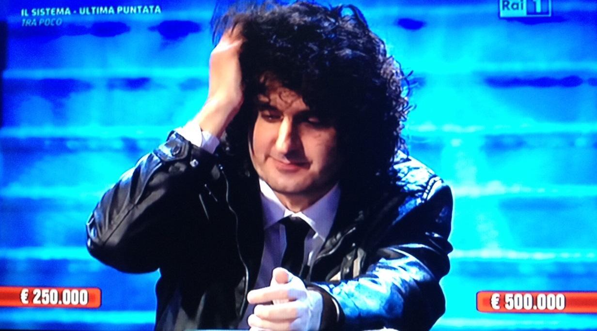 Alberto Bindi a "Affari tuoi" alla scelta finale fra il pacco da 250mila e quello da 500mila