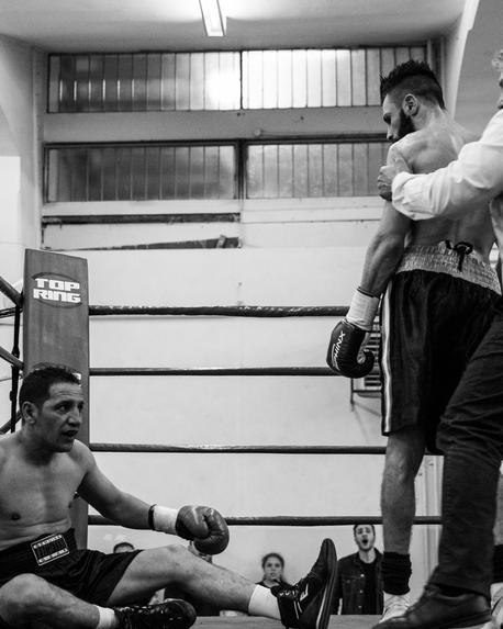 Boxe superleggeri: Napolitano vince ai punti contro Sataran