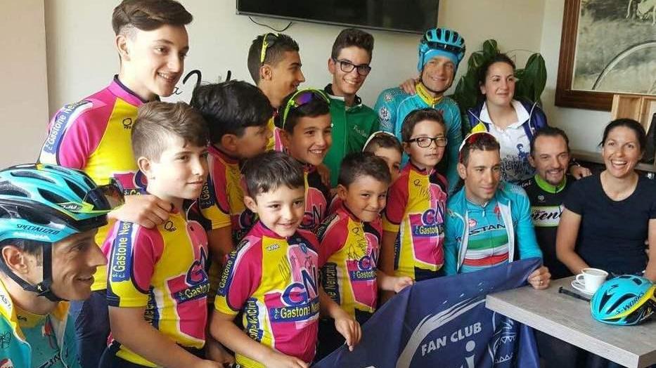 Nibali va a salutare i bambini della “Gastone Nencini”