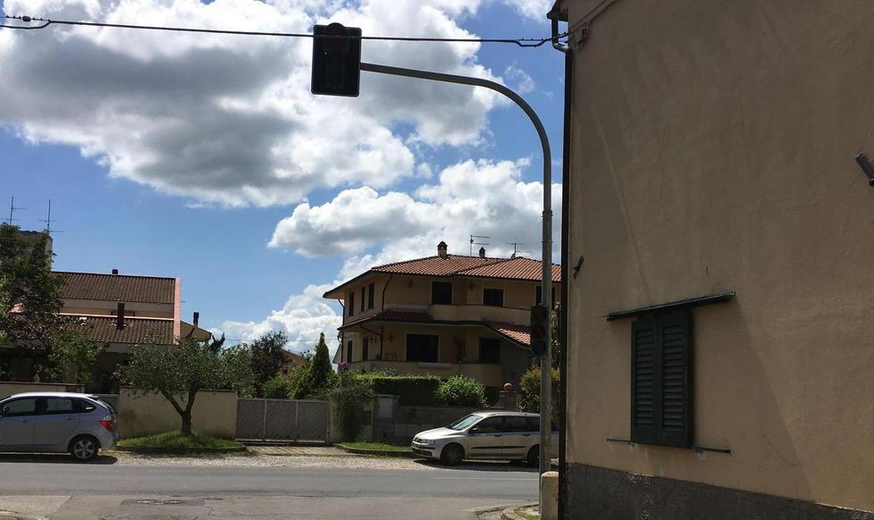 Semaforo guasto da giorni ai Fabbri