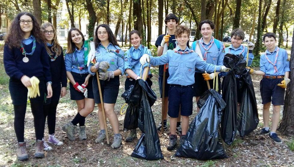 Squadre in azione contro gli incendi nel parco di Levante