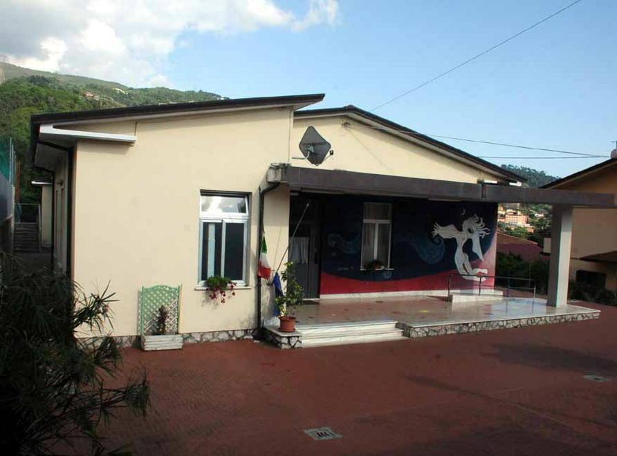 Tentano furto a una scuola, ma un vicino chiama la polizia