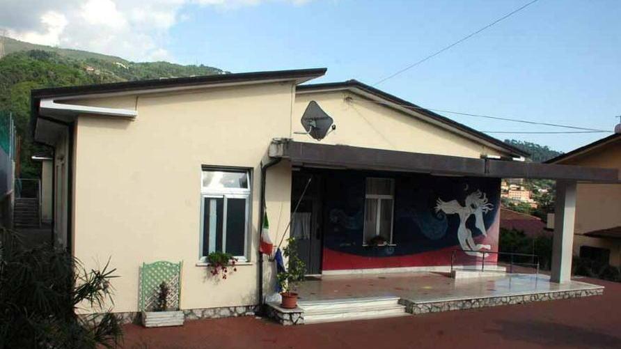 Tentano furto a una scuola, ma un vicino chiama la polizia