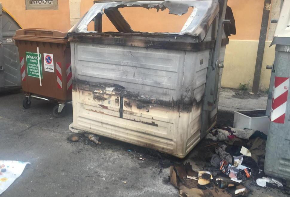 Cassonetti in fiamme Torna l’incubo dei roghi notturni
