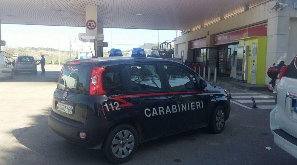 Assalto al distributore Esso commando in fuga con le slot