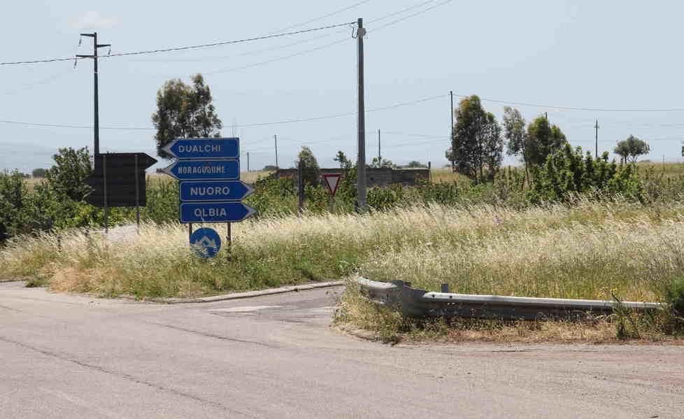 Erba alta nelle cunette della strada 129