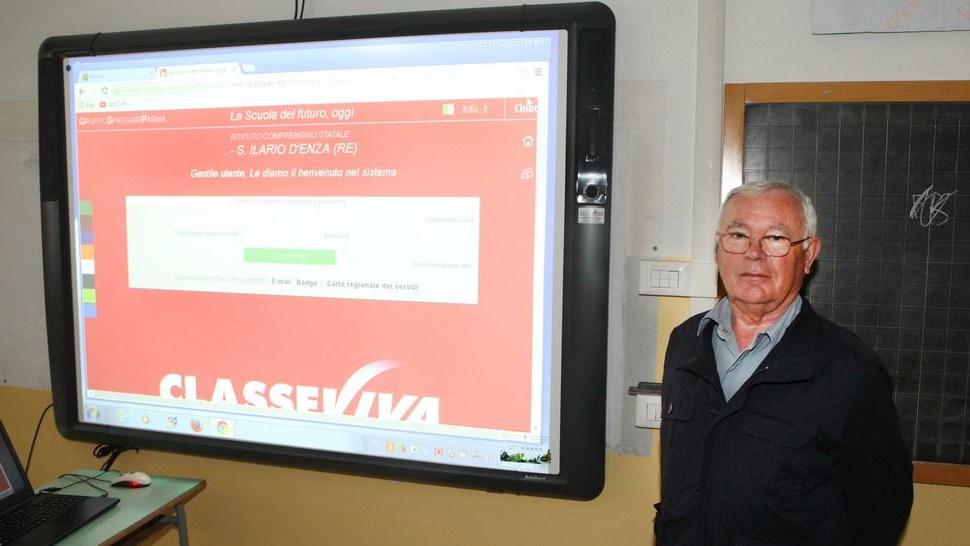 Il centro sociale Airone regala una Lim alle medie