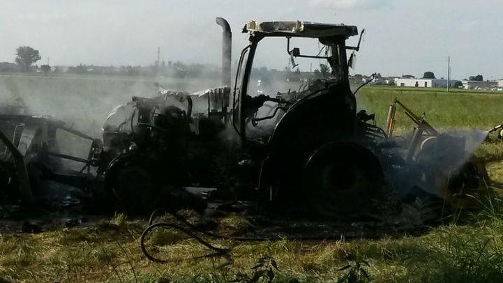 Va a fuoco un trattore a Calerno
