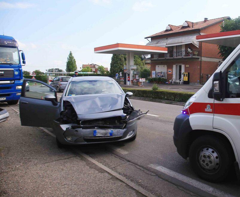 Si tamponano quattro auto il traffico va in tilt a Bosco 