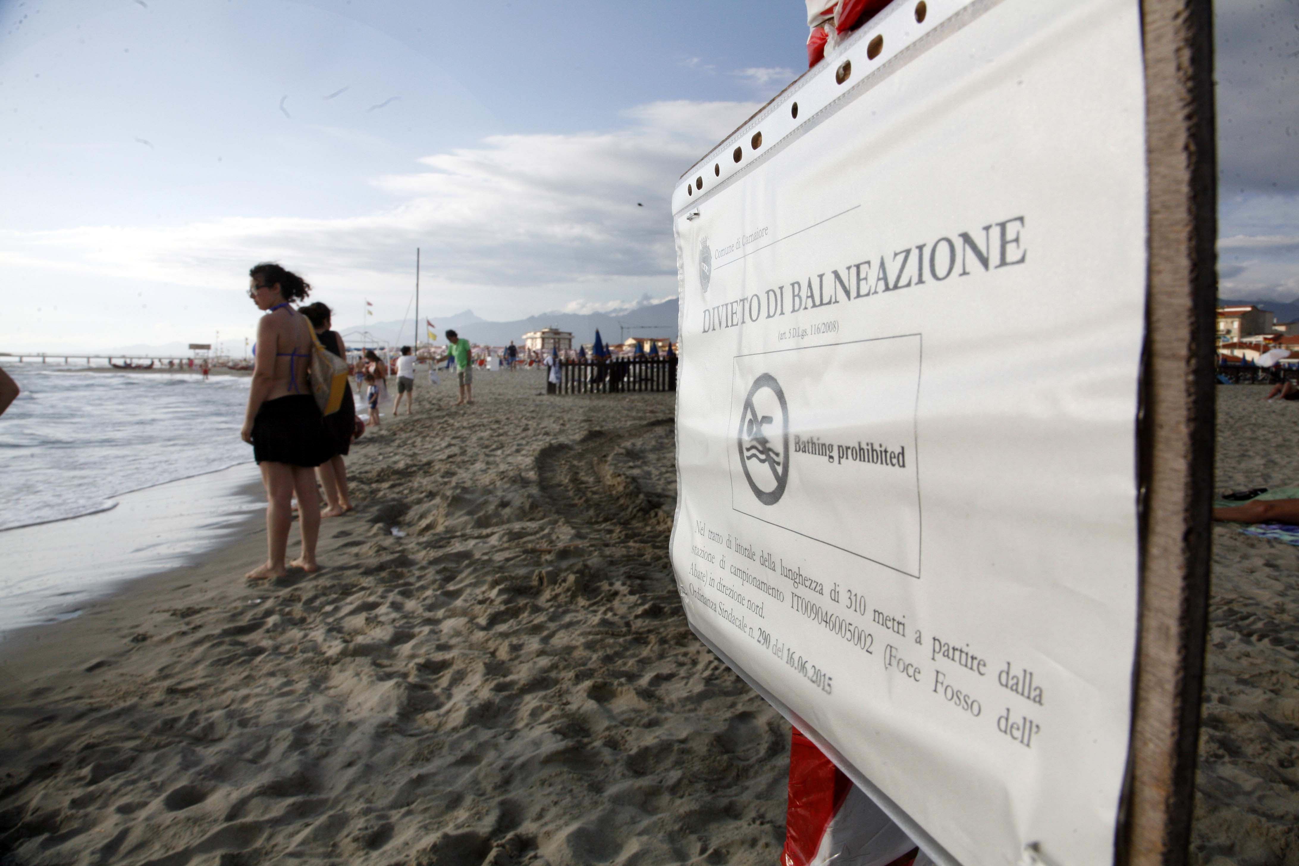 Il divieto di balneazione alla Fossa dell'Abate nel giugno del 2015
