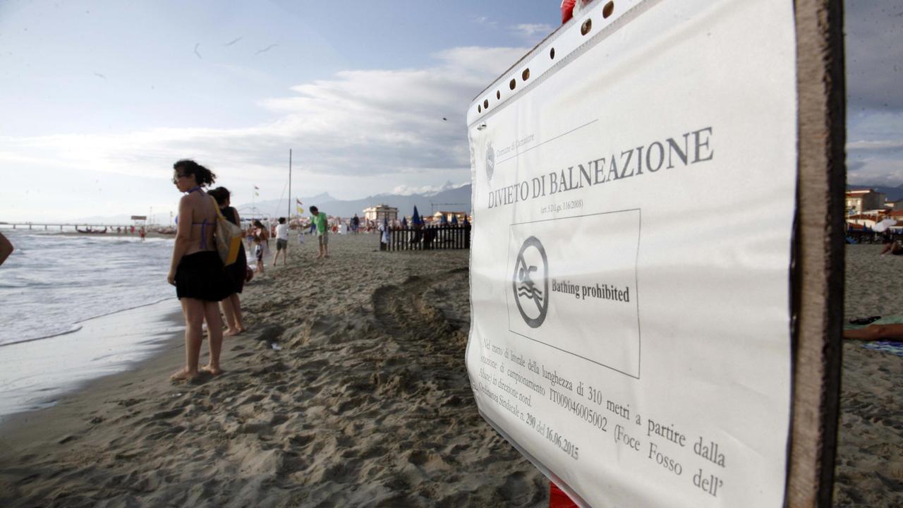 Il divieto di balneazione alla Fossa dell'Abate nel giugno del 2015