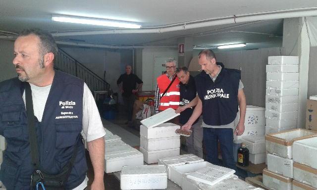 I controlli della polizia nel bar cinese
