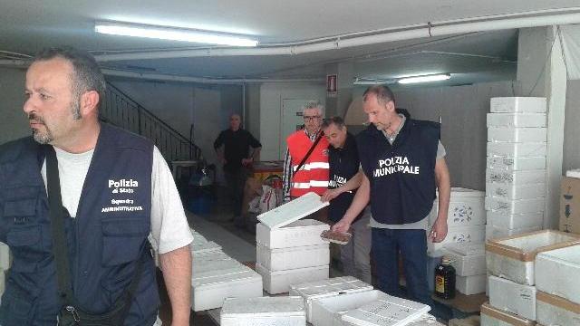 I controlli della polizia nel bar cinese