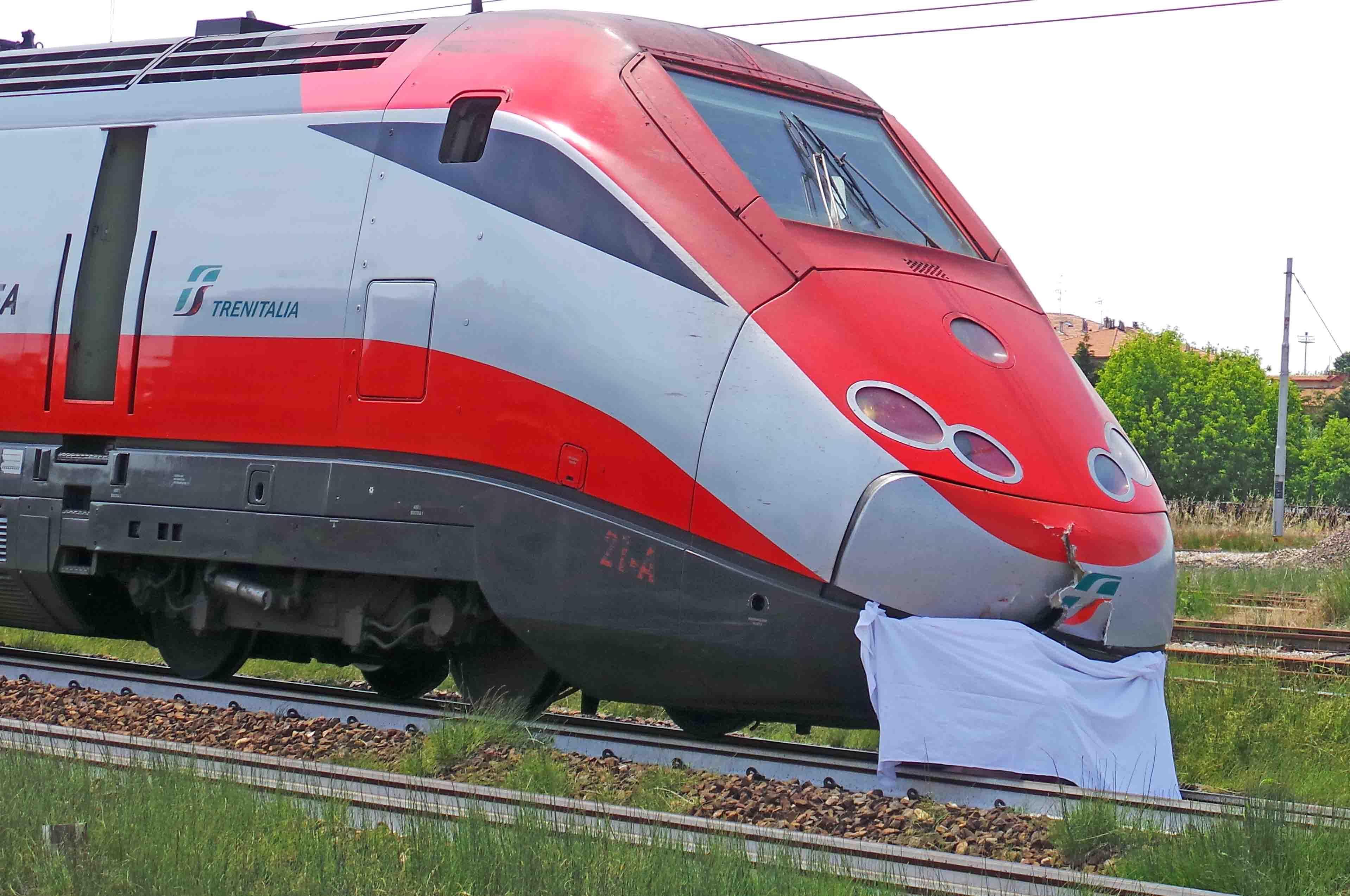 Il luogo della tragedia alla stazione di Ferrara