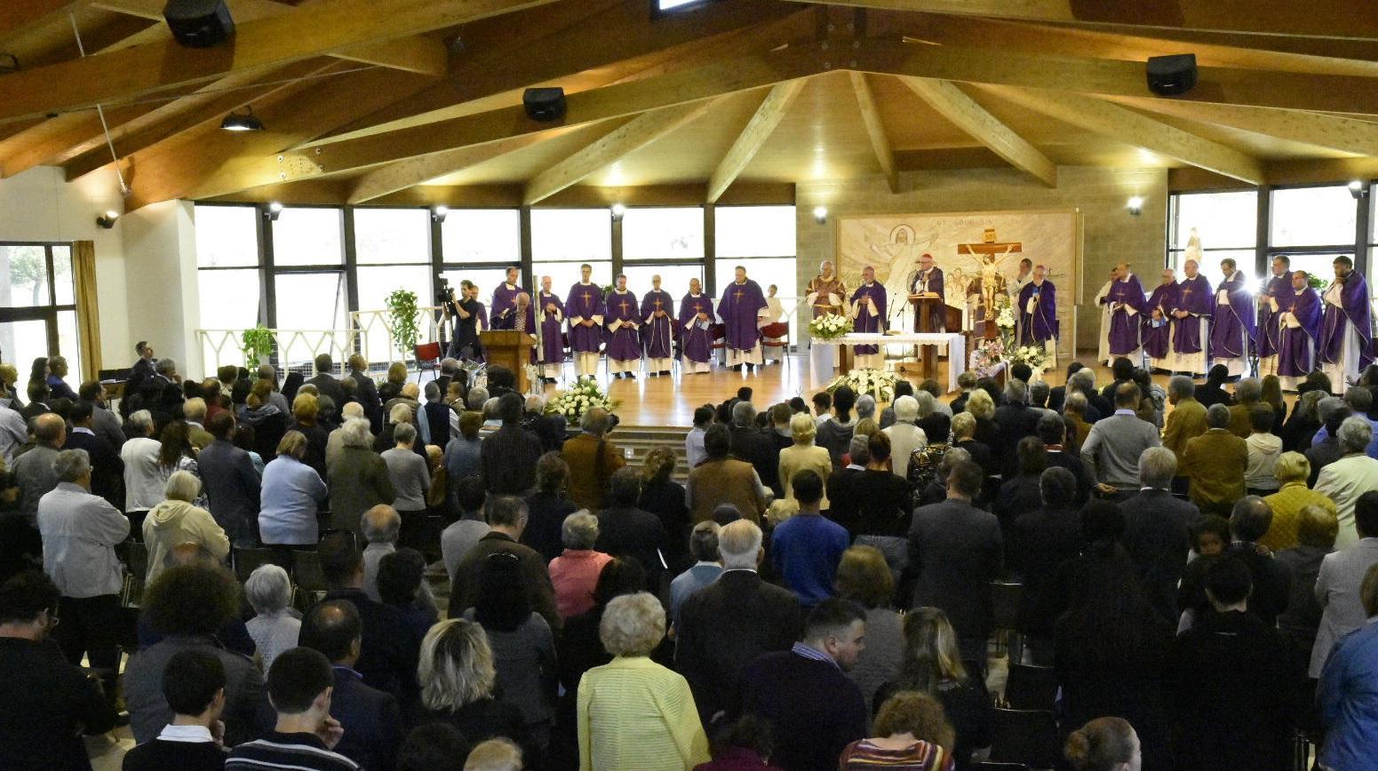 La sala Don Zeno, a Nomadelfia, gremita per i funerali di Irene Bertori (foto Agenzia Bf)