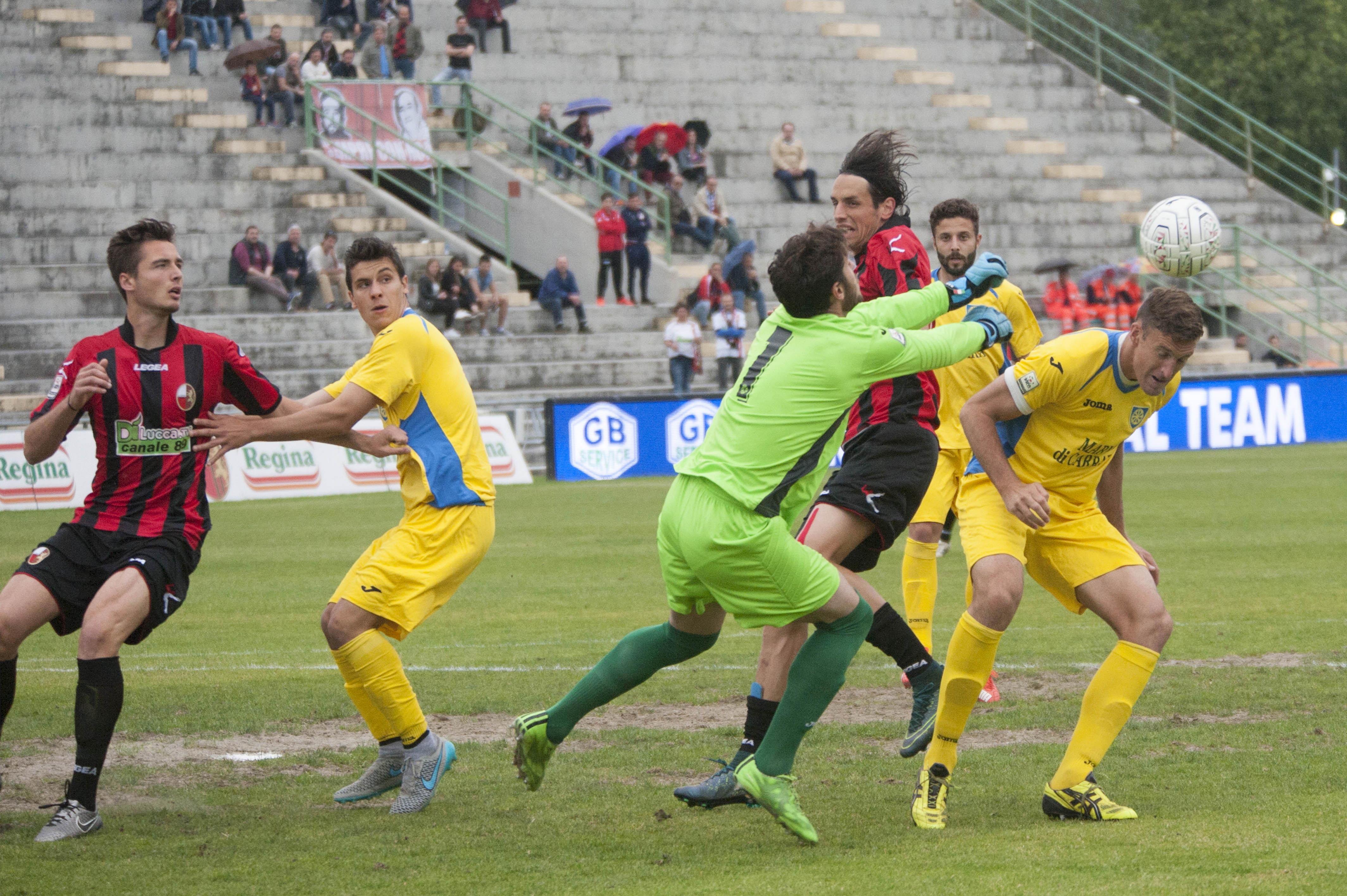 Un'azione dell'ultima partita di campionato della Carrarese