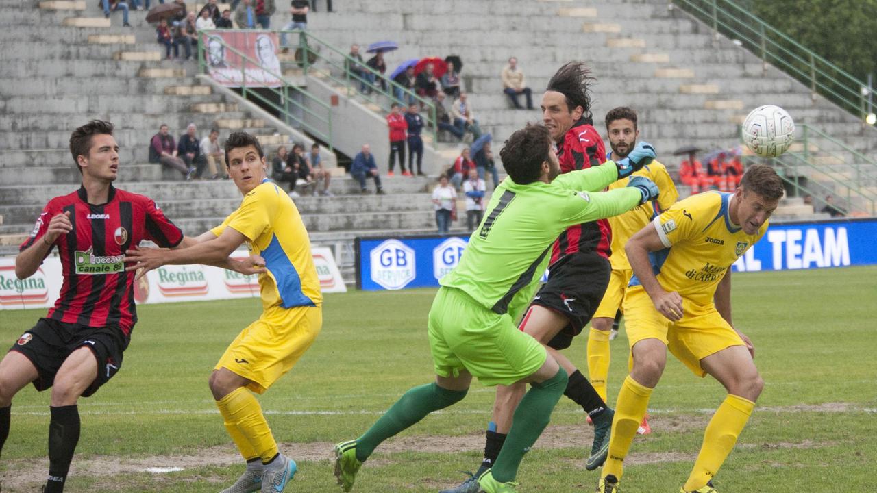 Un'azione dell'ultima partita di campionato della Carrarese