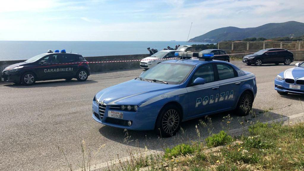 Le forze dell'ordine sul luogo del ritrovamento del cadavere (Foto Marzi/Pentafoto)