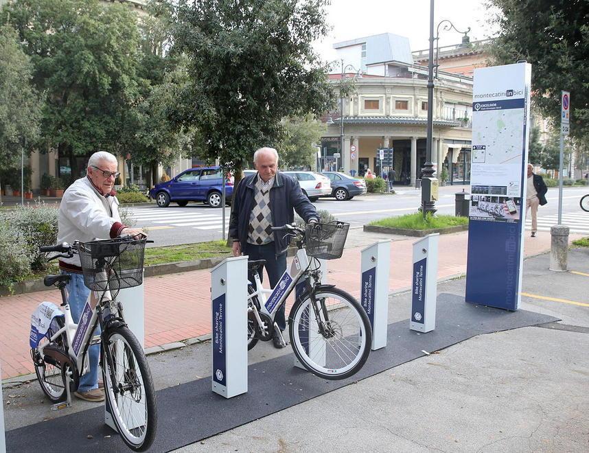 Alcune bici elettriche a Montecatini (Foto Nucci)
