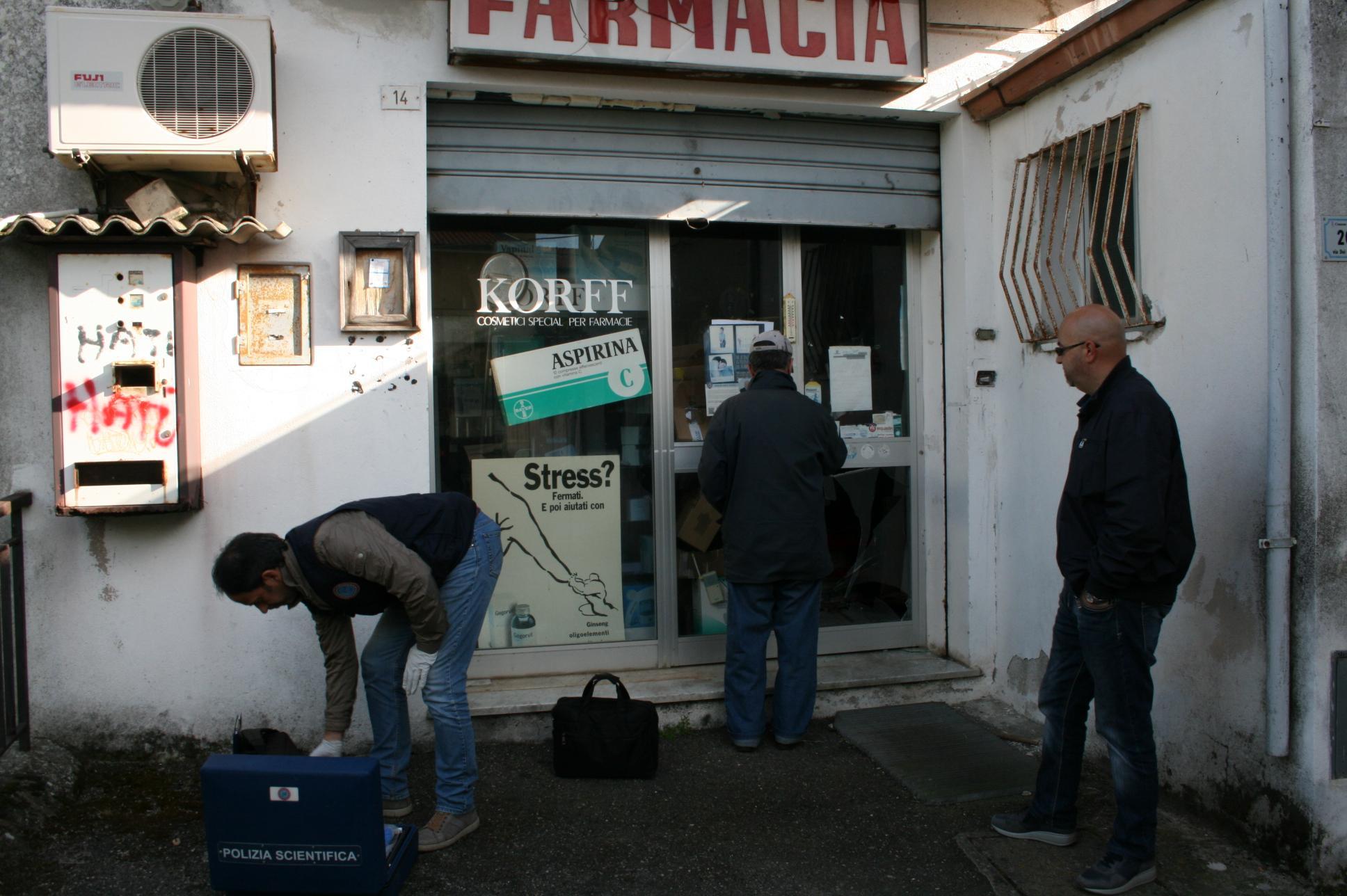 La farmacia assaltata dai tre minorenni