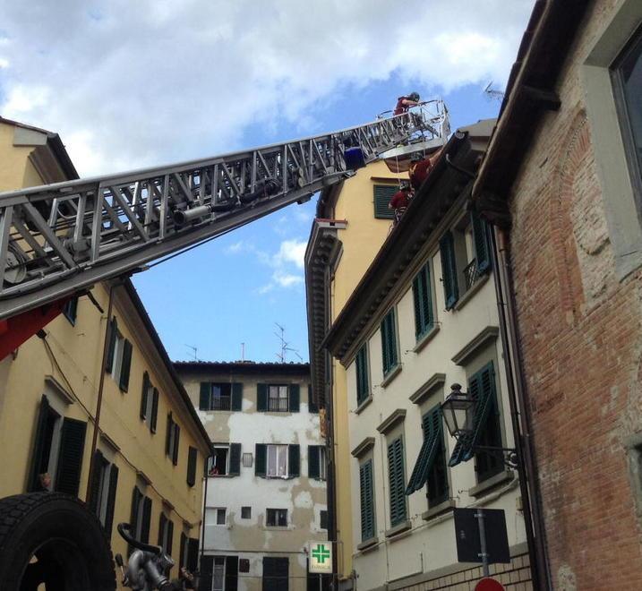 Tegole cadono sull’ambulanza Fuggi fuggi in via S. Giovanni