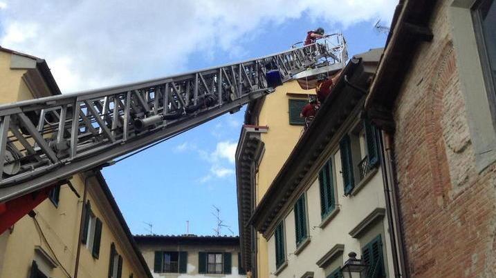 Tegole cadono sull’ambulanza Fuggi fuggi in via S. Giovanni