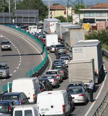 Tamponamento tra tir, gravi disagi alla circolazione
