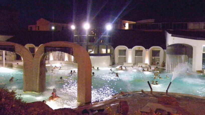 Bagno by night nella piscina delle Terme di Casciana