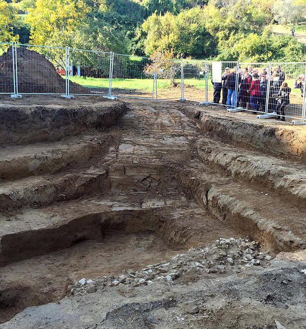 Sul colle ad ammirare l’anfiteatro romano tra mistero e fantasia 