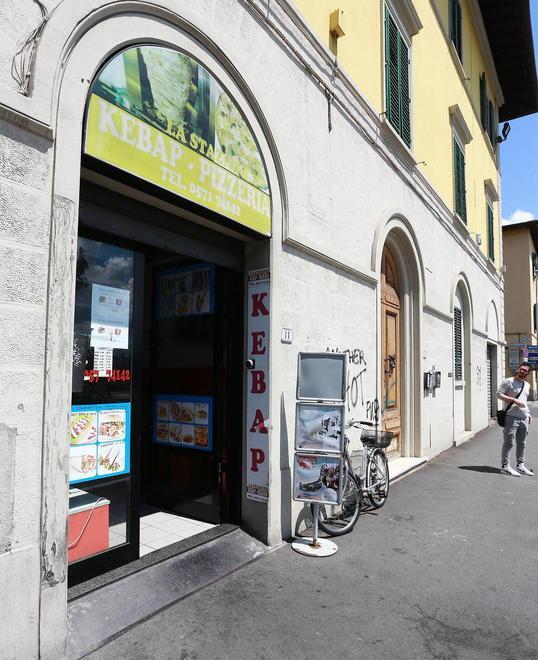 Picchia un commerciante poi scatena il caos alla polizia 