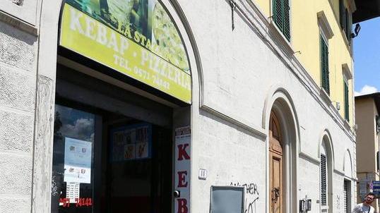 Picchia un commerciante poi scatena il caos alla polizia