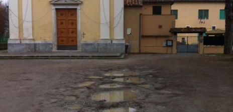«La piazza è del Comune, faccia i lavori»