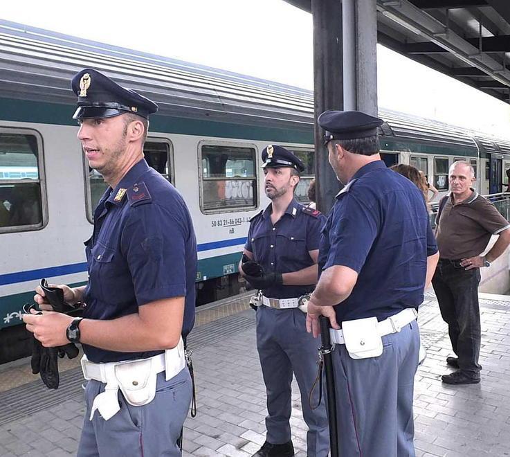 Aggredisce la capotreno e pure i poliziotti: arrestato 