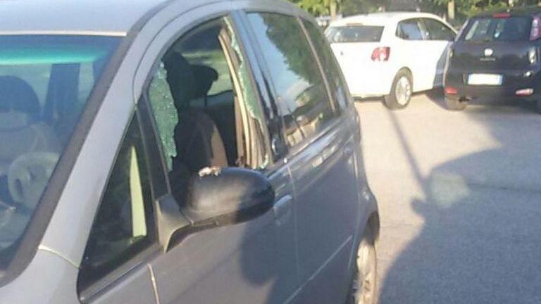 Furto con spaccata in via Giotto Uomo in scooter prende la borsa