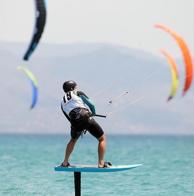 Il kitesurf dà spettacolo nelle acque del Poetto 