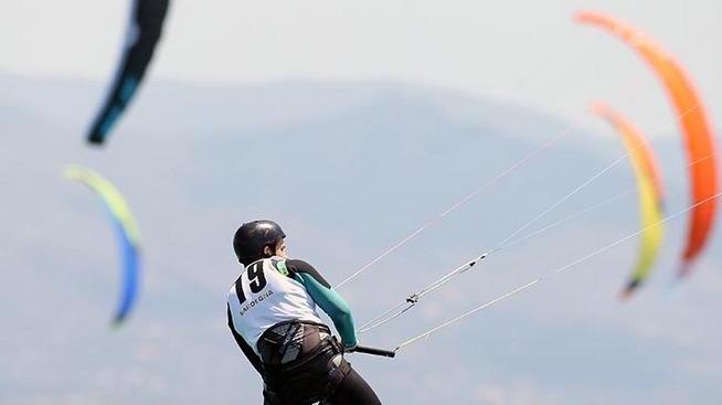 Il kitesurf dà spettacolo nelle acque del Poetto