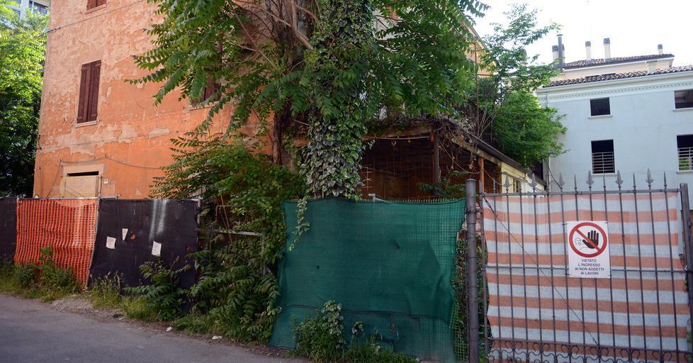 Sgombero in via Tiraboschi: murato il cantiere dismesso