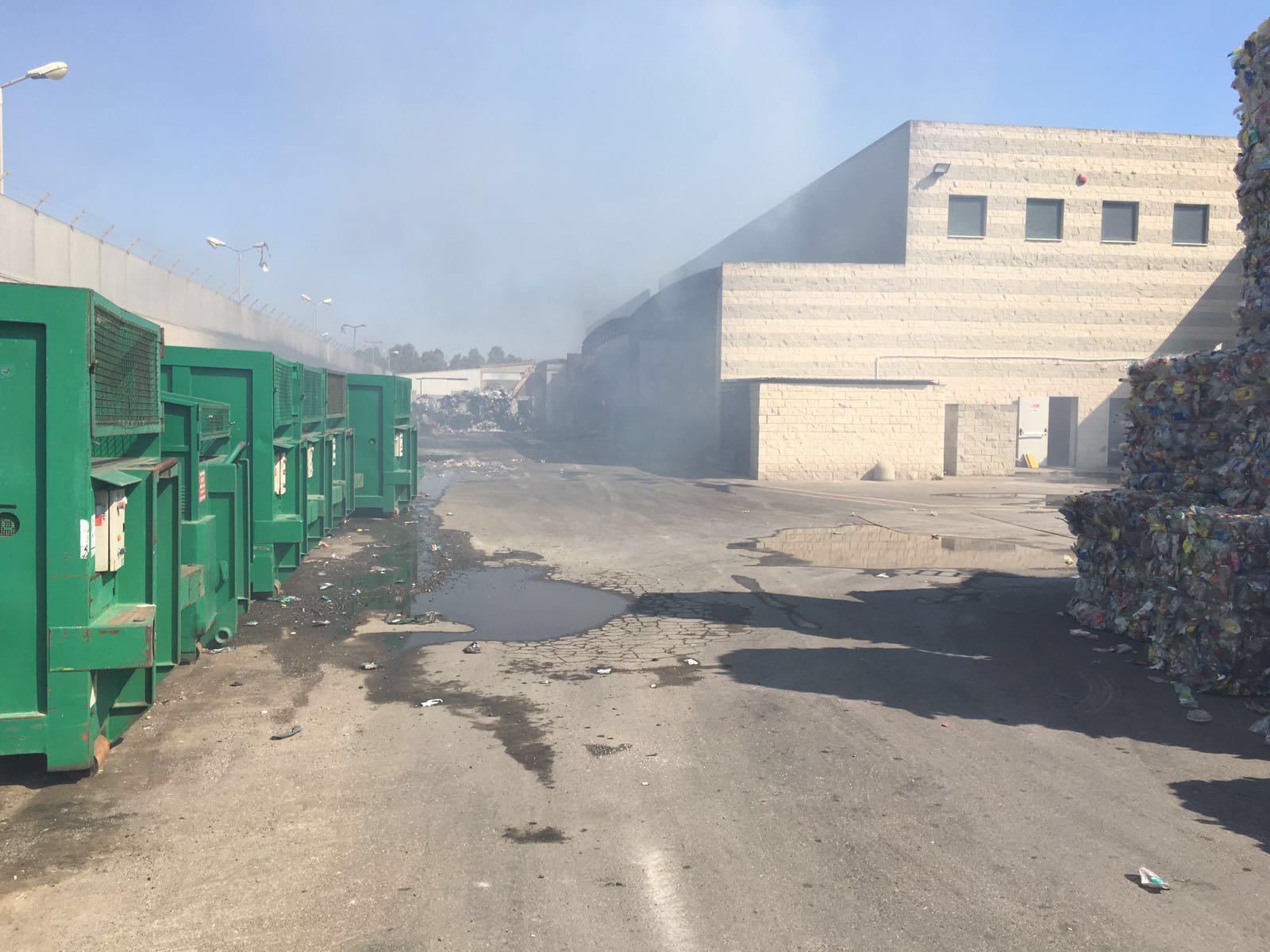 Il capannone in cui è avvenuto l'incendio (foto Mario Rosas)